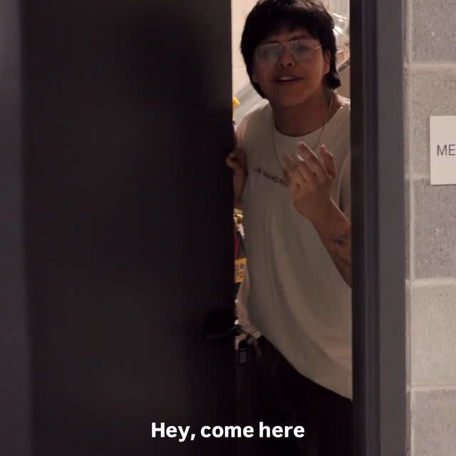 你不会在我们的主页上看到这个。这是一段试播视频。如果你看到了，说明这是为你准备的。致所有普渡大学的学生！本周五晚上7点，我们将在VERVE的泳池举办一场聚会。只@你想见的人。请在个人简介中回复确认出席。