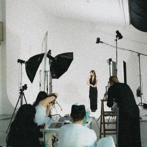 क्या आप कल करियर फेयर में जा रहे हैं? फेयर के बाद वर्व में आकर @photosbysorna से अपनी हेडशॉट्स अपडेट करवाएं। 📍कल दोपहर 12 बजे से 3 बजे तक वर्व में आएं। अपनी यात्रा के दौरान एक टूर करें और इस सप्ताह एप्पल एयरपॉड्स मैक्स जीतने का मौका पाएं!