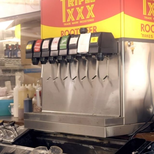 Hey you! It’s Good Eats Thursday! 🍔 Join us as we check out a local diner just a 3-minute walk from VERVE.