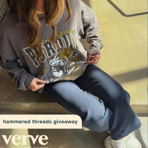 这就是大家一直期待的时刻 👀 VERVE 将与 @hammeredthreads 合作，送出 3 件复古普渡大学 T 恤！周六 10:30-14:00，欢迎来到 VERVE 大堂参加他们的快闪活动！ 参与方式如下：🔊 关注 @vervewestlafayette 🔊 点赞本帖🔊 标记你的朋友（每次标记可获得1次额外抽奖机会）🔊 额外抽奖机会：将本帖转发到你的故事中。三位获奖者将于9月5日（周六）公布。祝大家好运 🖤💛