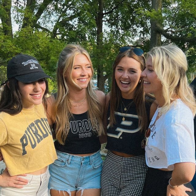 wanna live next to your besties? when you refer your friends you’ll pocket $300 🤑

plus they’ll get $750 when they sign for a 4-bed detached bathroom 🥳 it’s a win-win 🏆