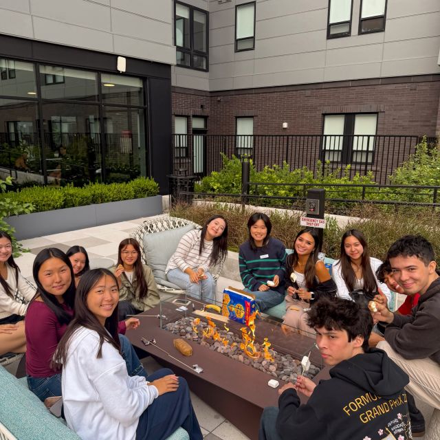 Nos encantó recibir a la Asociación Asiático-Americana de Purdue el mes pasado en la terraza de nuestra piscina. ¿Qué club quiere ser el siguiente? 🤩 Recordatorio... Verve ya ha puesto en marcha oficialmente nuestras tarifas exclusivas para grupos para el curso 2027-2028. ¿Quieres vivir con tus amigos Y ahorrar dinero cada mes? Empieza ya con tu solicitud. @purdueaaa