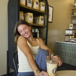 आपने पूछा, हमने पूरा किया। आप सबकी भारी मांग पर, VERVE &amp; EVER पर कॉफी फिर से उपलब्ध है! कल जावा हाउस में हमसे मिलें और एक मुफ्त कॉफी का आनंद लें! ☕✨ स्थान: 302 वाइन स्ट्रीट ✨ तिथि: सोमवार, 13 अप्रैल ✨ समय: सुबह 10 बजे से दोपहर 12 बजे तक। VERVE &amp; EVER को फॉलो करना, इस पोस्ट को लाइक करना और अपनी पसंदीदा कॉफी के बारे में कमेंट करना अनिवार्य है।